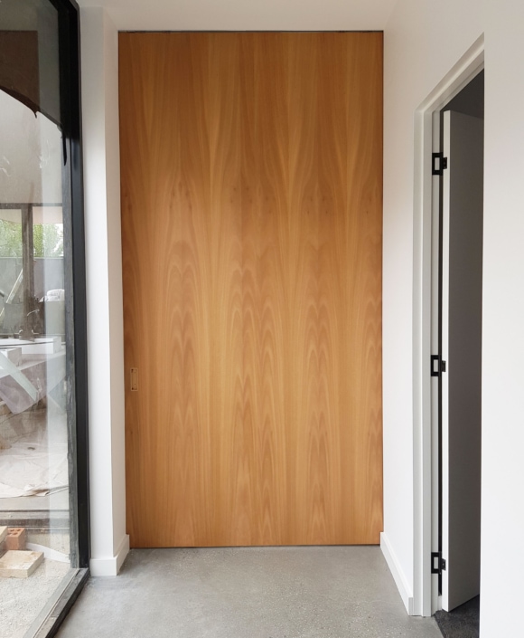 Metinno-Cavity-Unit-with-OakVaneer
